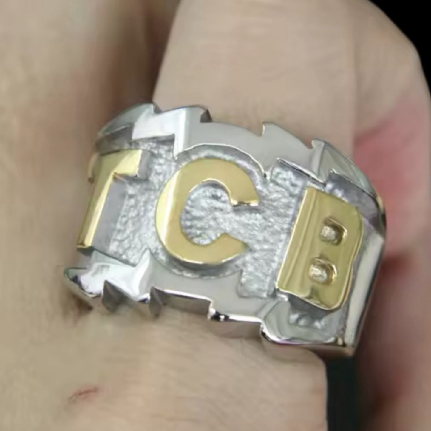 Fingerring mit TCB Logo - Edelstahl & Gold