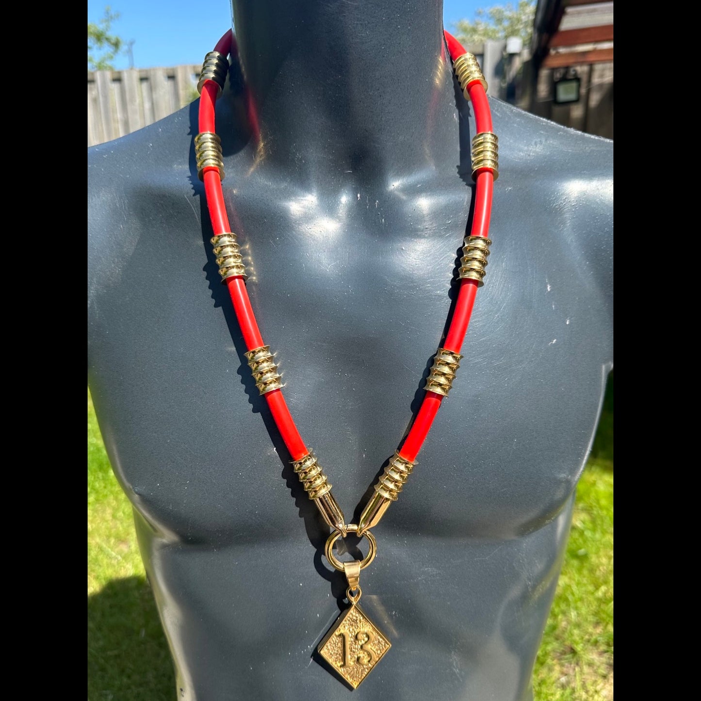Rote Kautschuk Halskette mit Gold - Corleone