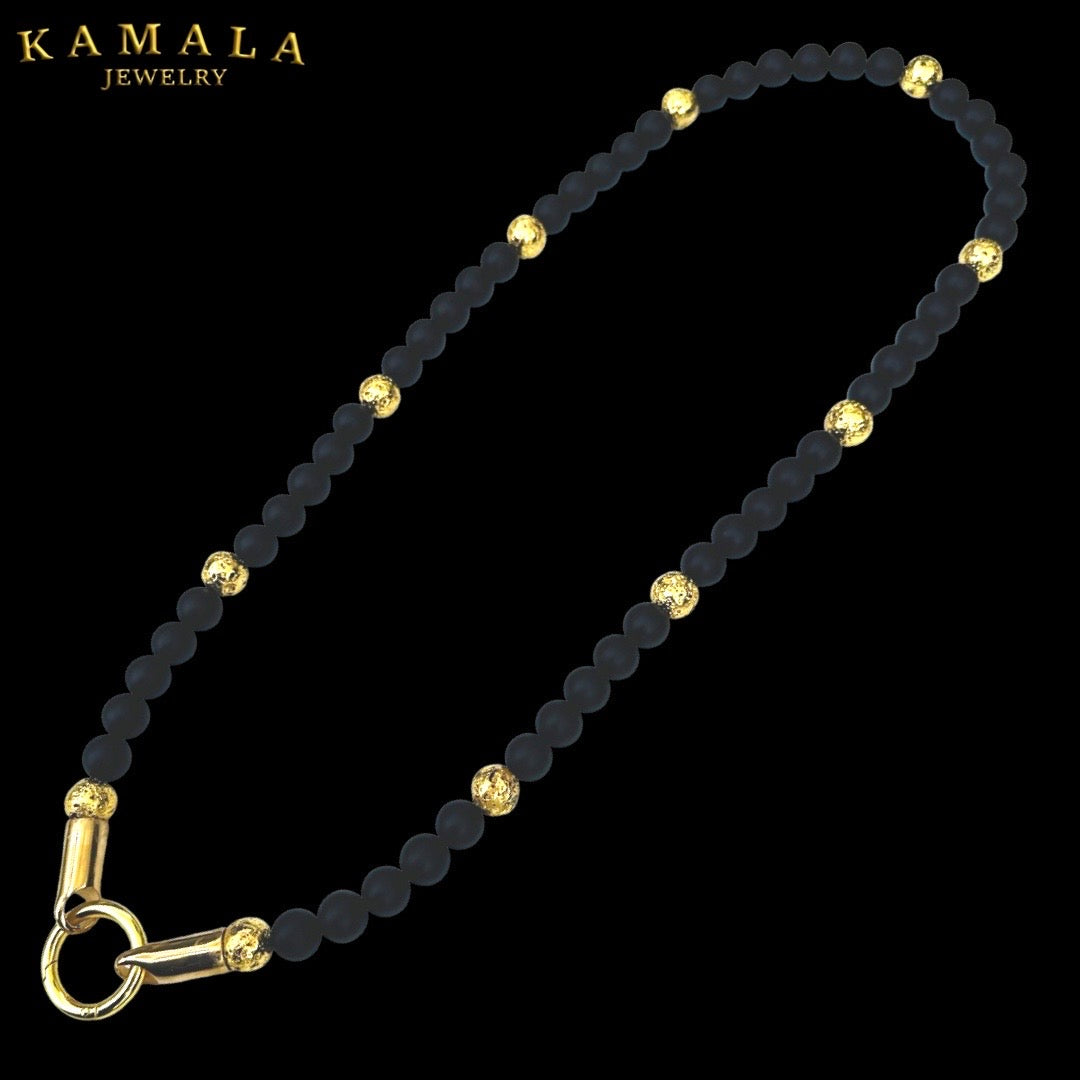 Perlenkette aus Schwarze Steine und Gold