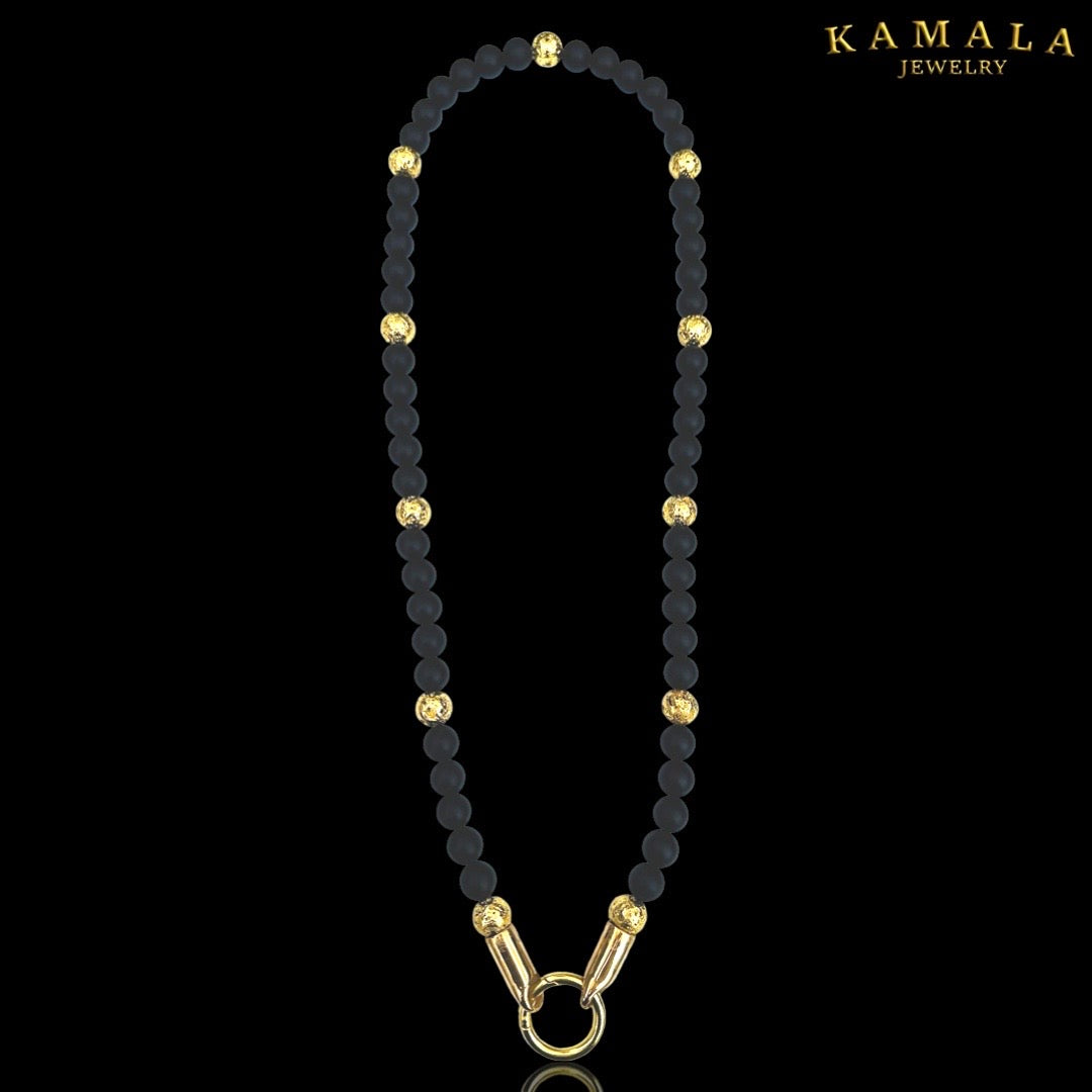 Perlenkette aus Schwarze Steine und Gold