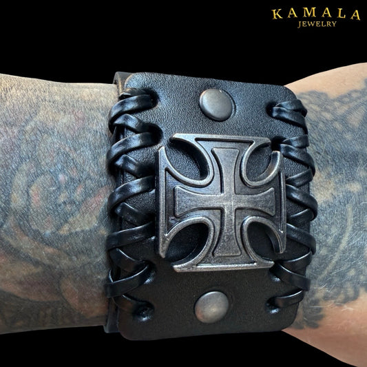 Schwarzes Lederarmband für Herren – Breites Biker-Armband mit Eisernem Kreuz (44 mm)