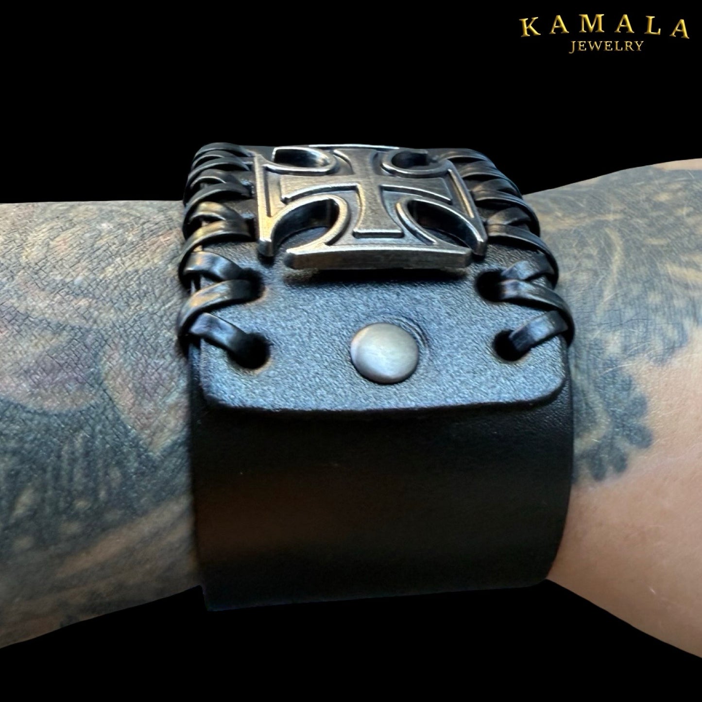 Schwarzes Lederarmband für Herren – Breites Biker-Armband mit Eisernem Kreuz (44 mm)