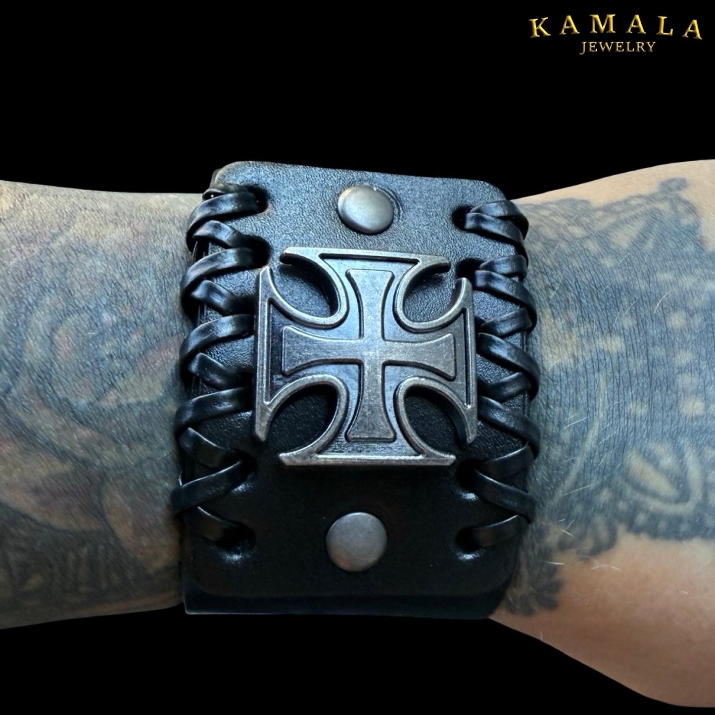Schwarzes Lederarmband für Herren – Breites Biker-Armband mit Eisernem Kreuz (44 mm)