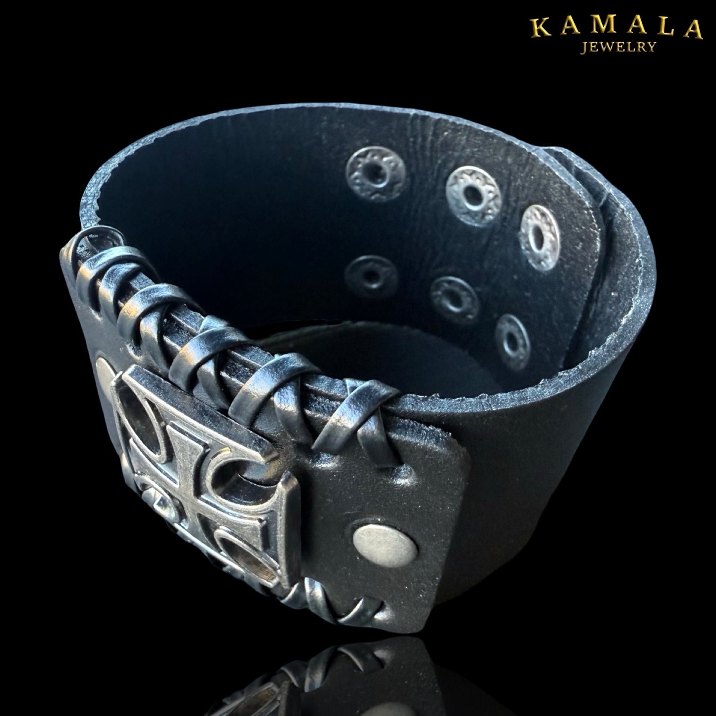 Schwarzes Lederarmband für Herren – Breites Biker-Armband mit Eisernem Kreuz (44 mm)