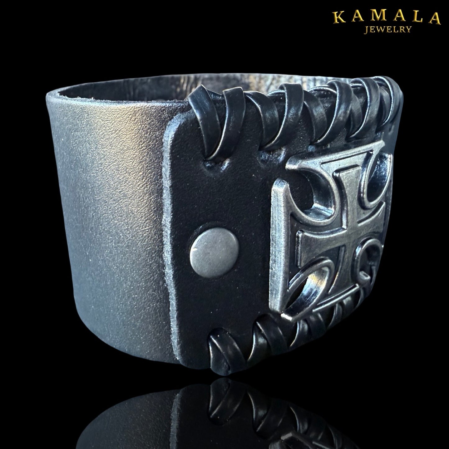 Schwarzes Lederarmband für Herren – Breites Biker-Armband mit Eisernem Kreuz (44 mm)