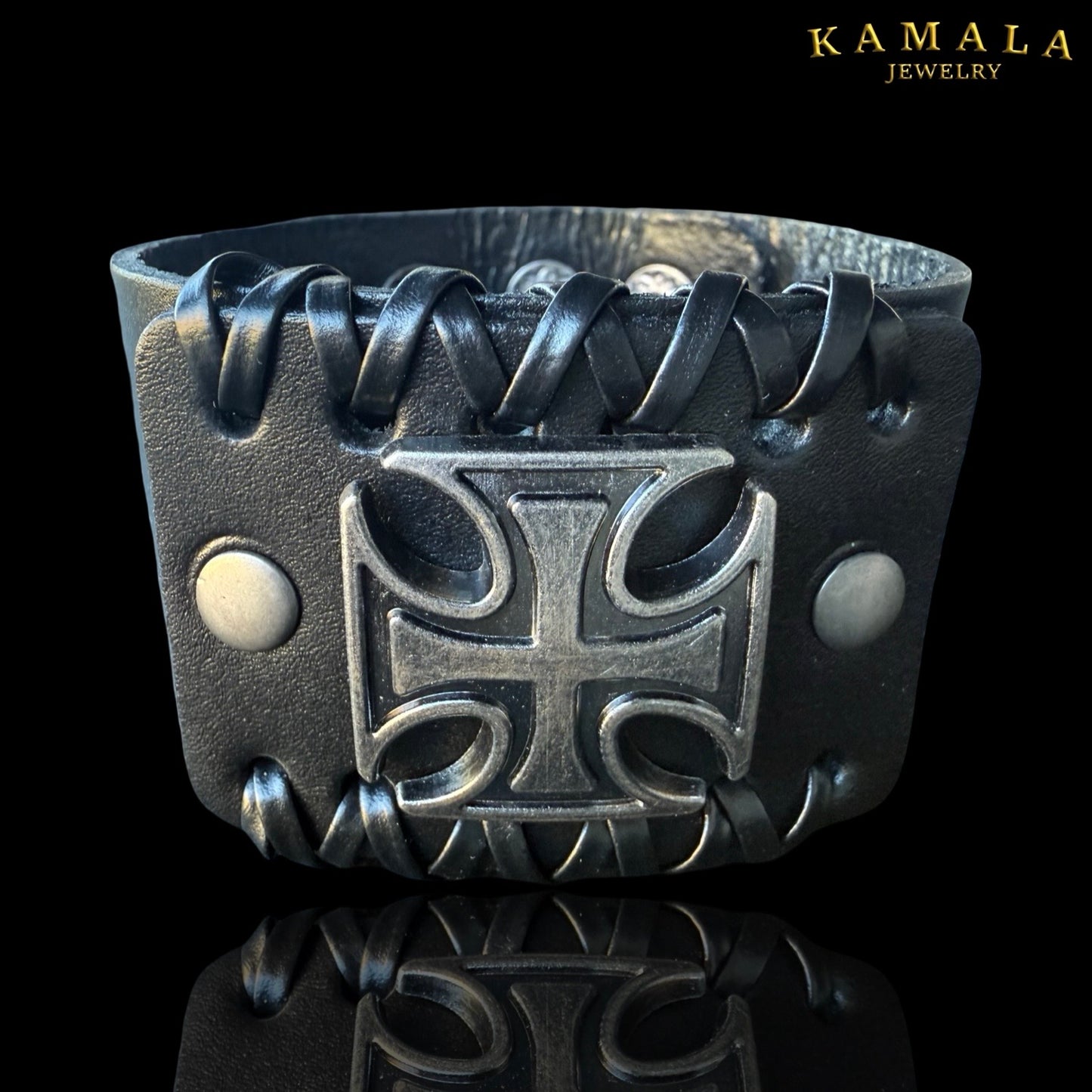 Schwarzes Lederarmband für Herren – Breites Biker-Armband mit Eisernem Kreuz (44 mm)