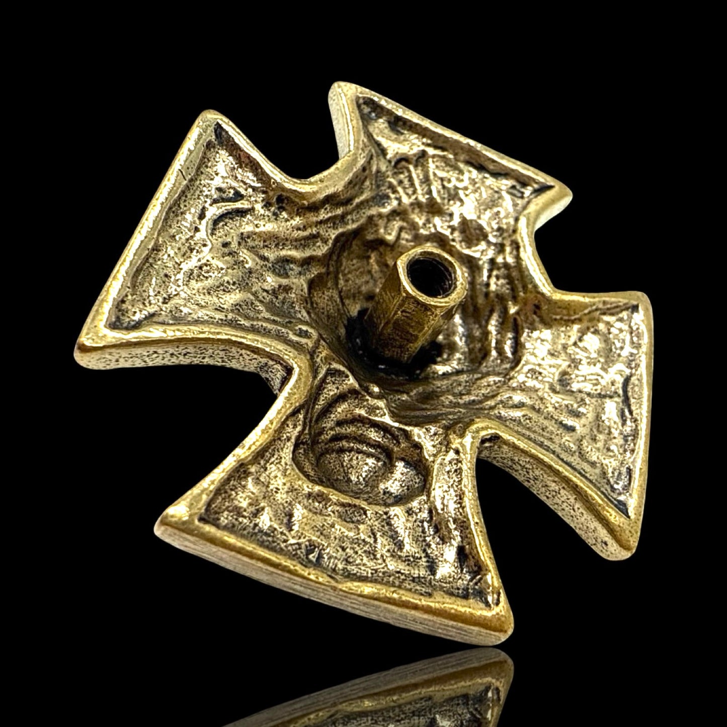 Skull Iron Cross Pin – Massives Messing