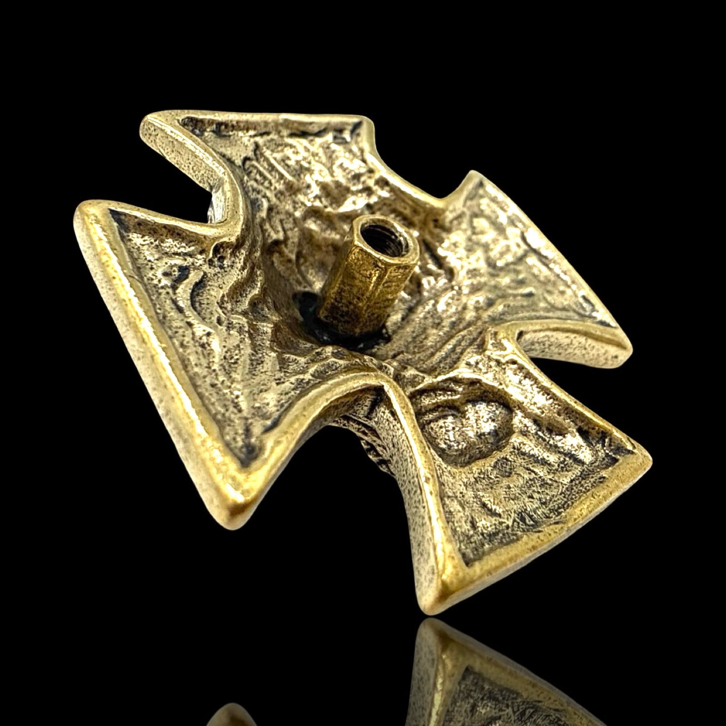 Skull Iron Cross Pin – Massives Messing