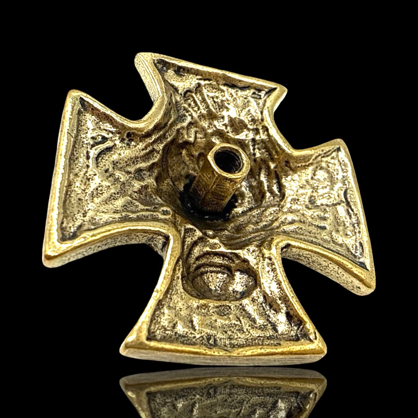 Skull Iron Cross Pin – Massives Messing