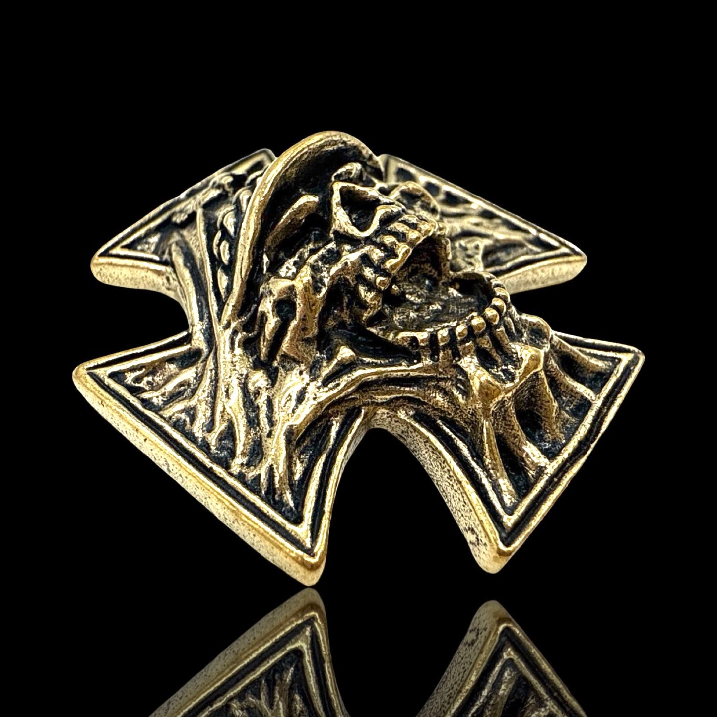 Skull Iron Cross Pin – Massives Messing