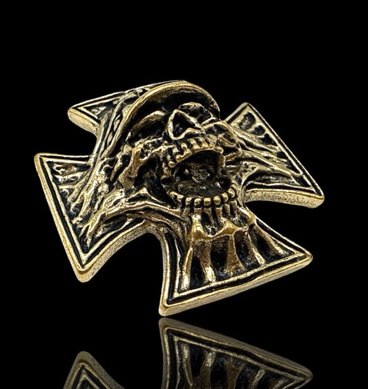 Skull Iron Cross Pin – Massives Messing