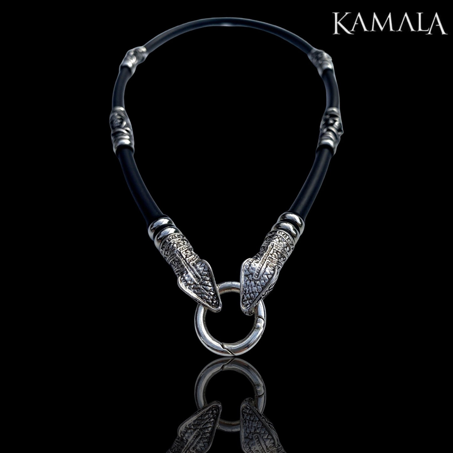 Schwarze Kautschuk Halskette mit Skulls und Schlangen - Edelstahl